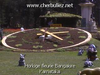 légende: Horloge fleurie Bangalore Karnataka
qualityCode=raw
sizeCode=half

Données de l'image originale:
Taille originale: 113422 bytes
Heure de prise de vue: 2002:02:16 10:55:24
Largeur: 640
Hauteur: 480
